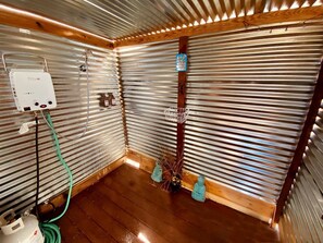 Towels, soap, shampoo, toilet paper - Glamorous California Campsite Retreat with Great Views (New Cuyama)