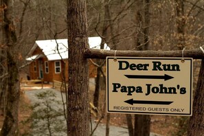 A sign indicating directions to 'Deer Run' and 'Papa John's' with a note for 'Registered Guests Only.' - Luxury Cabin Rental with Beautiful Water Views near Charlotte, North Carolina (Elkin)