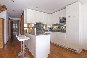 ثلاجة، ميكروويف، فرن، غسالة أطباق