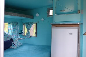 Room - Vintage Camper Rental Perfect for Glamping in Montana (Thompson Falls)