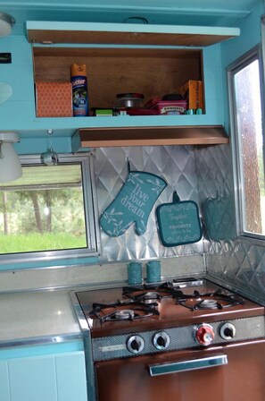 Unclassified image, 4 of 26, button - Vintage Camper Rental Perfect for Glamping in Montana (Thompson Falls)