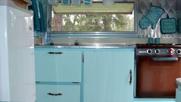 Coffee/tea maker, fridge, oven, stovetop