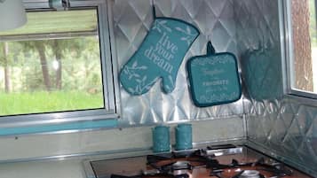 Fridge, stovetop, coffee/tea maker, electric kettle