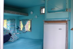 Room - Vintage Camper Rental Perfect for Glamping in Montana (Thompson Falls)