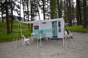 Outdoor dining - Vintage Camper Rental Perfect for Glamping in Montana (Thompson Falls)