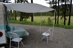 Outdoor dining - Vintage Camper Rental Perfect for Glamping in Montana (Thompson Falls)