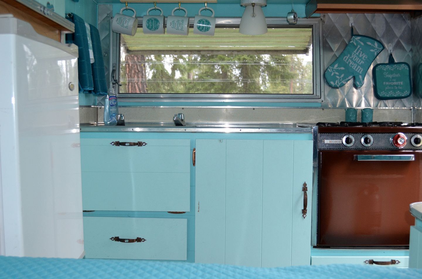 Fridge, stovetop, coffee/tea maker, electric kettle