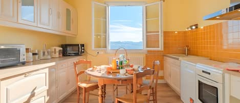 Fridge, microwave, dishwasher, spices