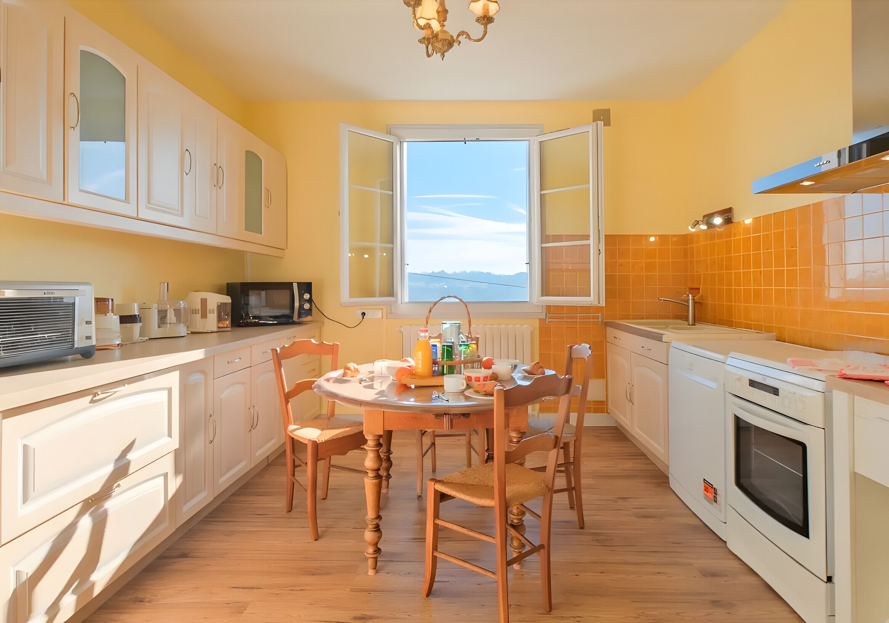 Fridge, microwave, dishwasher, spices