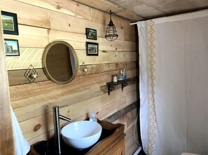 Bañera de hidromasaje, toallas, jabón y champú
