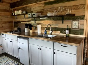 Refrigerador, placa de cocina, cafetera/tetera, utensilios de cocina