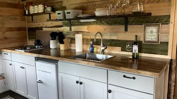 Coffee/tea maker, fridge, stovetop, cookware/dishes/utensils