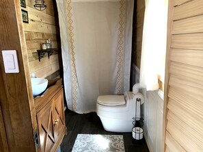 Jetted tub, towels, soap, shampoo