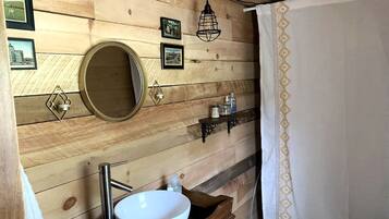 Baignoire Ă jets, serviettes fournies, savon, shampoing