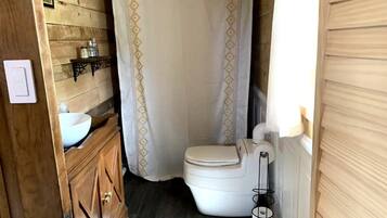 Baignoire Ă jets, serviettes fournies, savon, shampoing