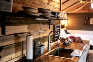 Interior - Charming Pet-Friendly Log Cabin Rental for Relaxing Getaways in Ringtown, Pennsylvania (Ringtown)