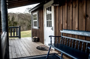 Terrace/patio - Charming Pet-Friendly Log Cabin Rental for Relaxing Getaways in Ringtown, Pennsylvania (Ringtown)