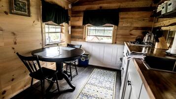 Kylskåp, spishäll, kaffe- och tebryggare och grytor/köksredskap