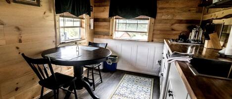 Kjøleskap, kokeplater, kaffetrakter/tekoker og kjøkkenutstyr