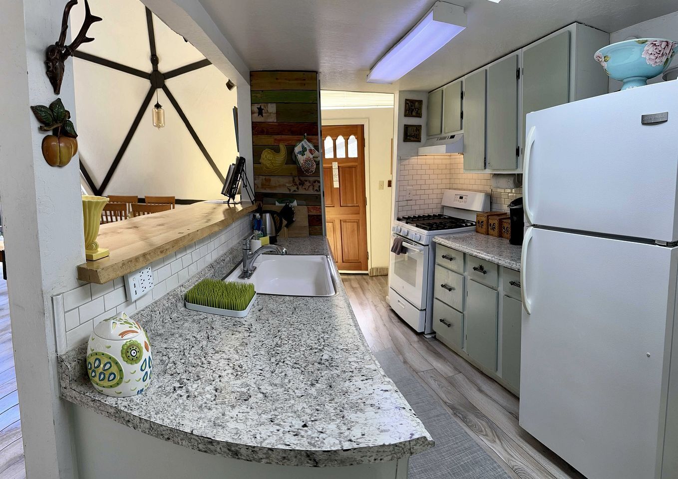 ثلاجة، ميكروويف، موقد طهي مسطح، غسالة أطباق