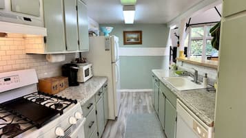 Réfrigérateur, micro-ondes, plaque de cuisson, lave-vaisselle