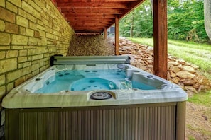 Outdoor spa tub