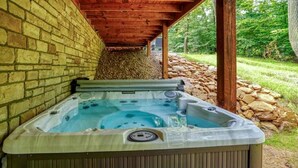 Outdoor spa tub - Hocking Hills Park Getaway for Family Adventures in Logan, Ohio (Logan)