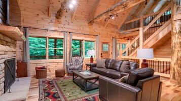 Televisión, chimenea, futbolito y tenis de mesa