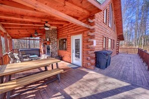 Outdoor dining - Family-Friendly Getaways to this Rustic Log Cabin in Logan, Ohio (Logan)