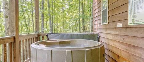 Outdoor spa tub