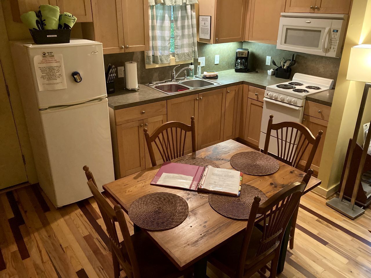 Jääkaappi, mikroaaltouuni, liesi, kahvin-/teenkeitin