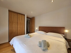 3 bedrooms, free WiFi, bed sheets - Ski-in, ski-out Apartment in House Aramis (Saas-Fee)