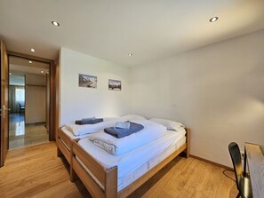 3 室のベッドルーム、WiFi (無料)、ベッドシーツ