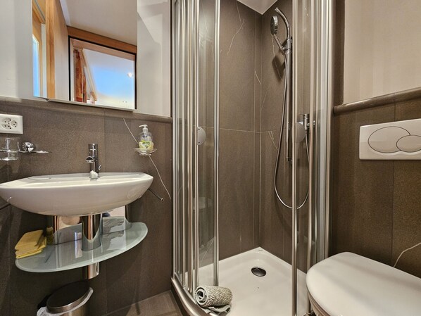 Shower, hair dryer, towels - Ski-in, ski-out Apartment in House Aramis (Saas-Fee)