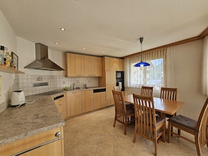 Fridge, oven, dishwasher, coffee/tea maker