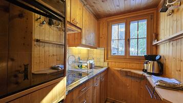 Fridge, oven, coffee/tea maker, electric kettle