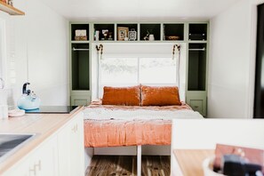 1 bedroom, bed sheets