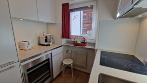 Fridge, oven, dishwasher, coffee/tea maker