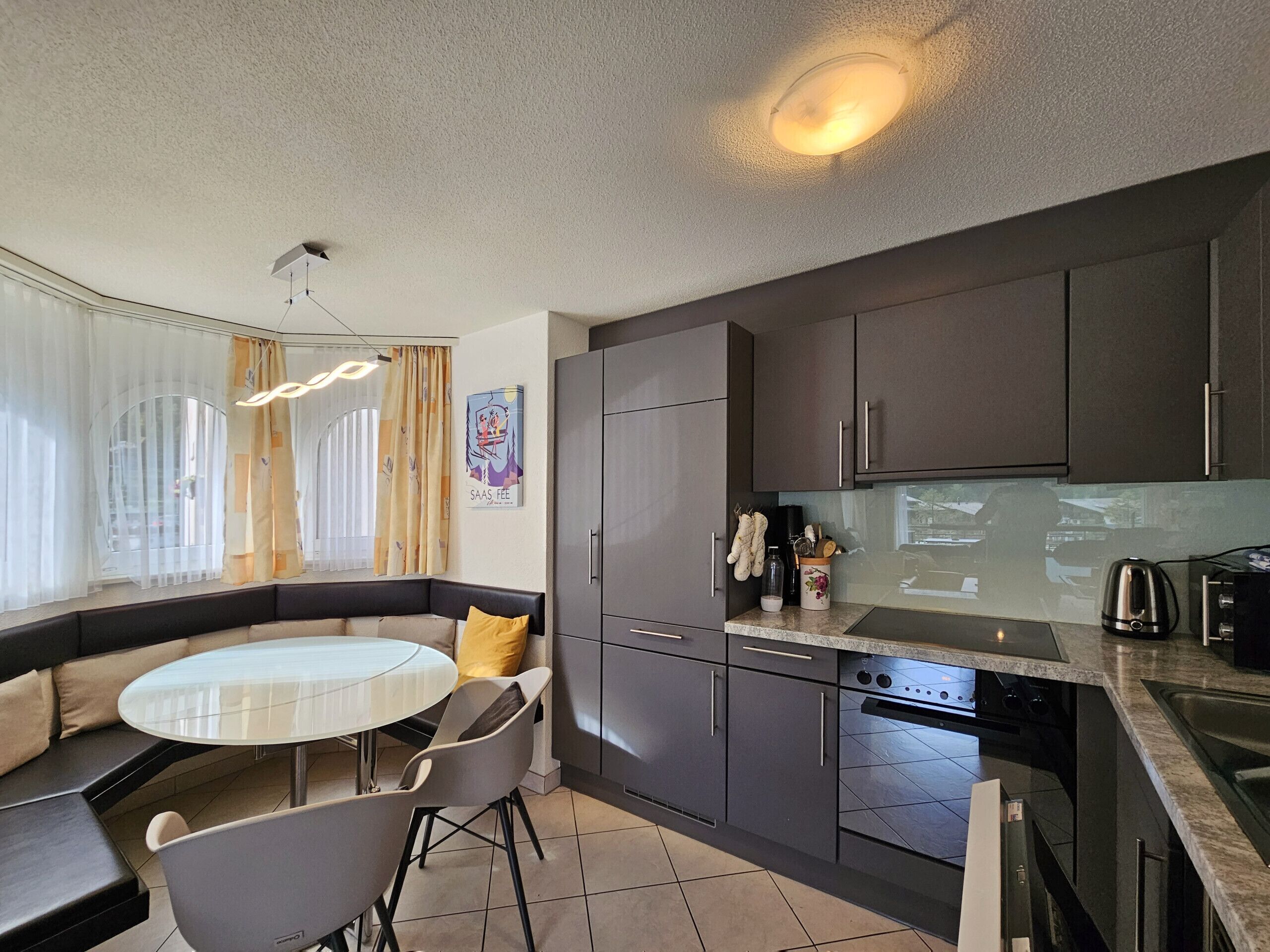 Fridge, oven, dishwasher, coffee/tea maker