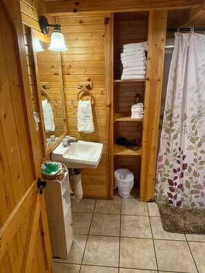 Towels, soap, shampoo, toilet paper - Mammoth Cave Accommodation for a Kentucky Glamping Experience (Mammoth Cave)