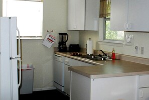 Réfrigérateur, micro-ondes, plaque de cuisson, lave-vaisselle