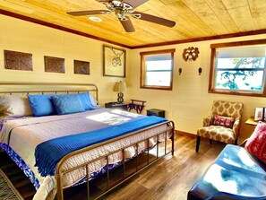 1 dormitorio, tabla de planchar con plancha, wifi y ropa de cama