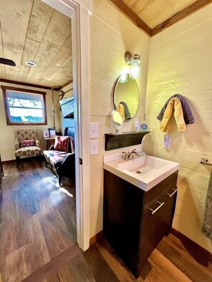 Hair dryer, towels, soap, shampoo - Peaceful Texas Hill Country Rental Perfect for Glamping Around Austin (Dripping Springs)
