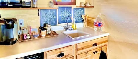 Réfrigérateur, micro-ondes, cafetière/bouilloire