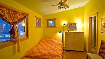 4 bedrooms, desk, iron/ironing board, WiFi