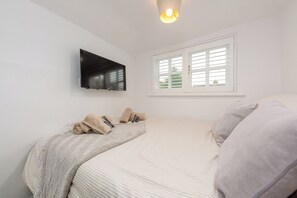 2 habitaciones, tabla de planchar con plancha y cuna de viaje 