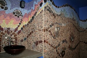 Toallas, jabón, shampoo, papel de baño 