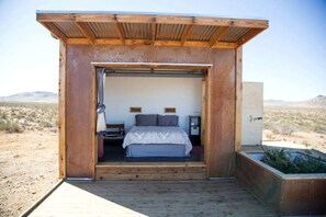 2 bedrooms, WiFi, bed sheets, wheelchair access - Secluded Glamping Eco-Pod Rental in the Mojave Desert near Ridgecrest, California (Ridgecrest)