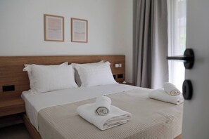 1 chambre, fer et planche à repasser, lit de bébé portatif