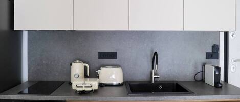 Réfrigérateur, four, cafetière/bouilloire, bouilloire électrique